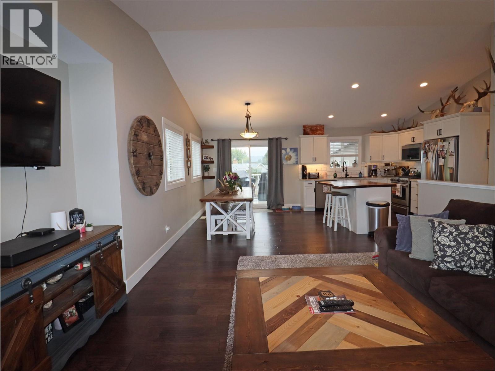 251 GOLDEN Way, Grand Forks