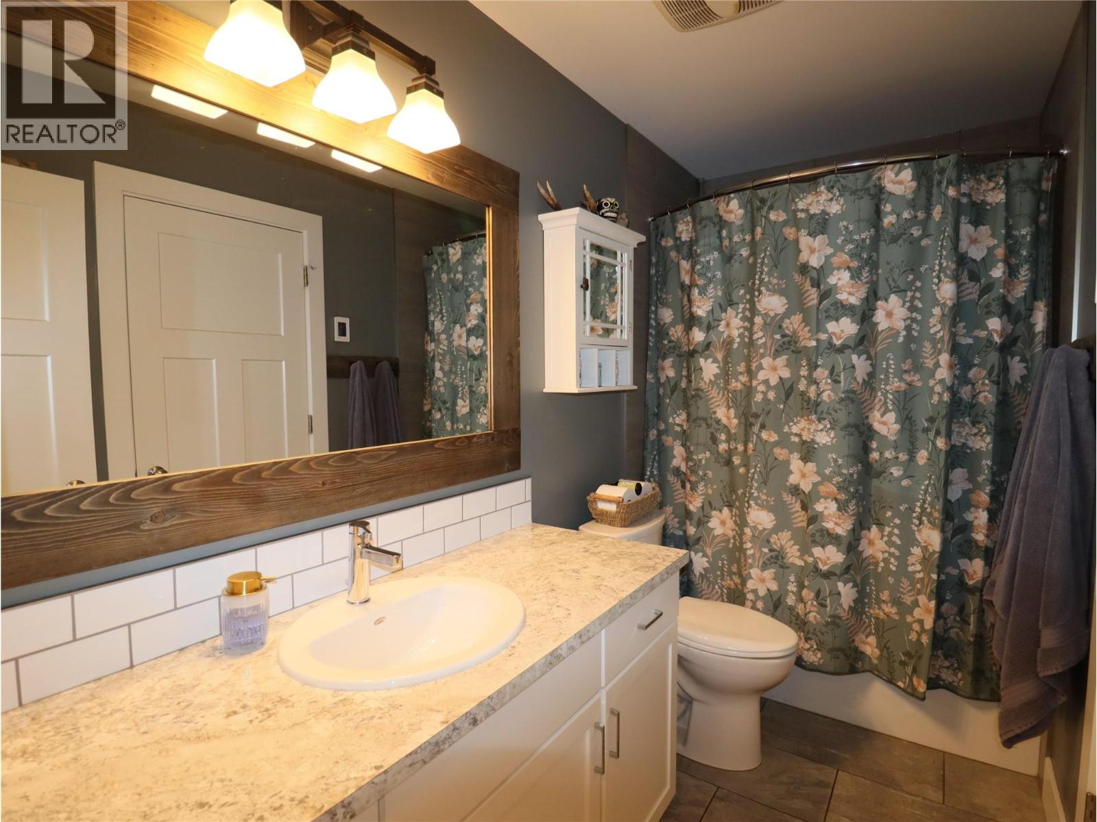 251 GOLDEN Way, Grand Forks