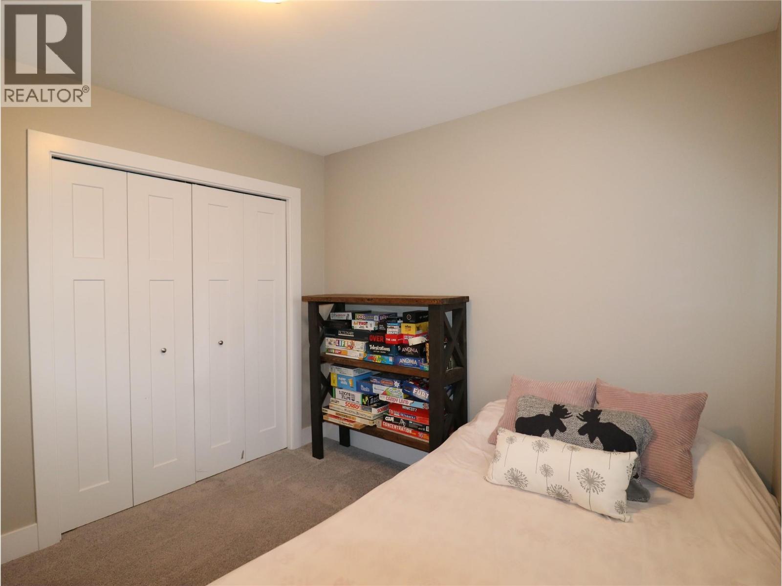 251 GOLDEN Way, Grand Forks