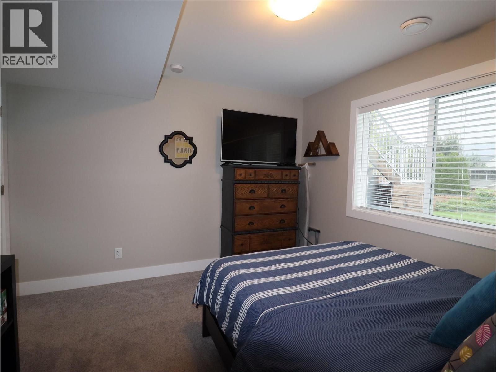 251 GOLDEN Way, Grand Forks