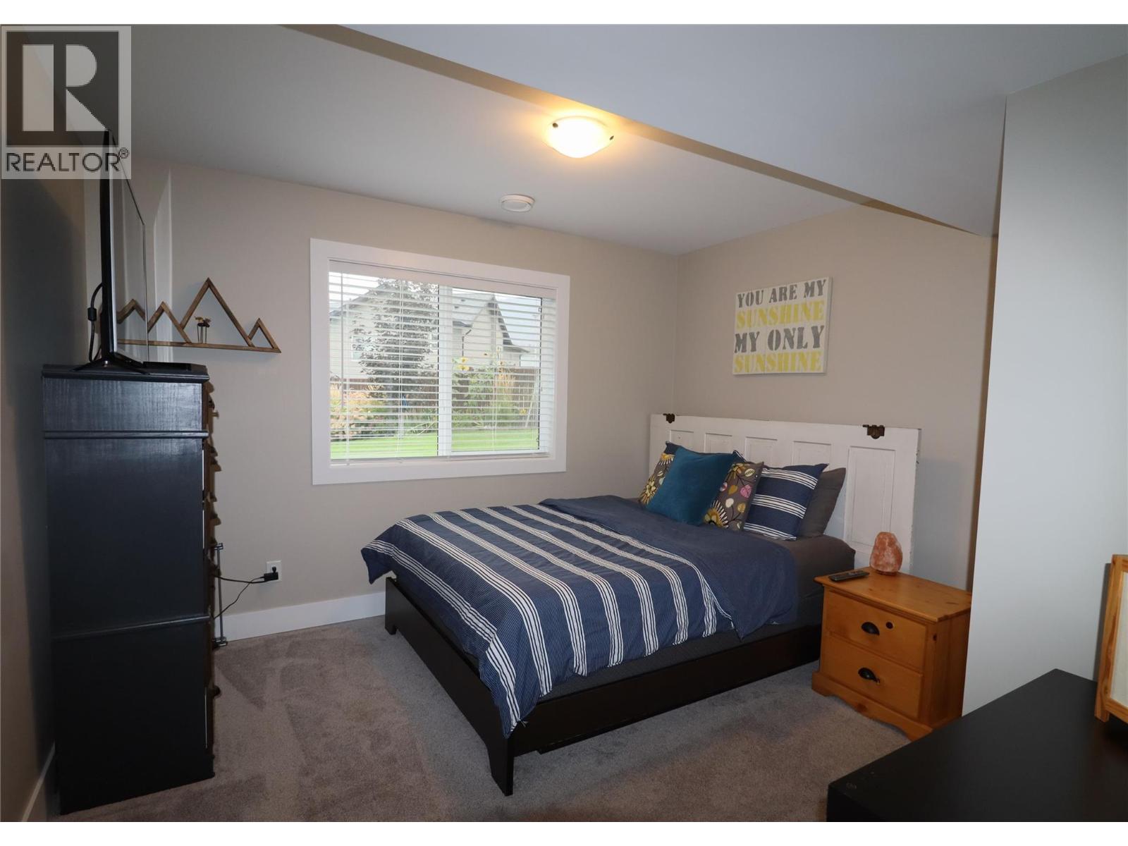 251 GOLDEN Way, Grand Forks