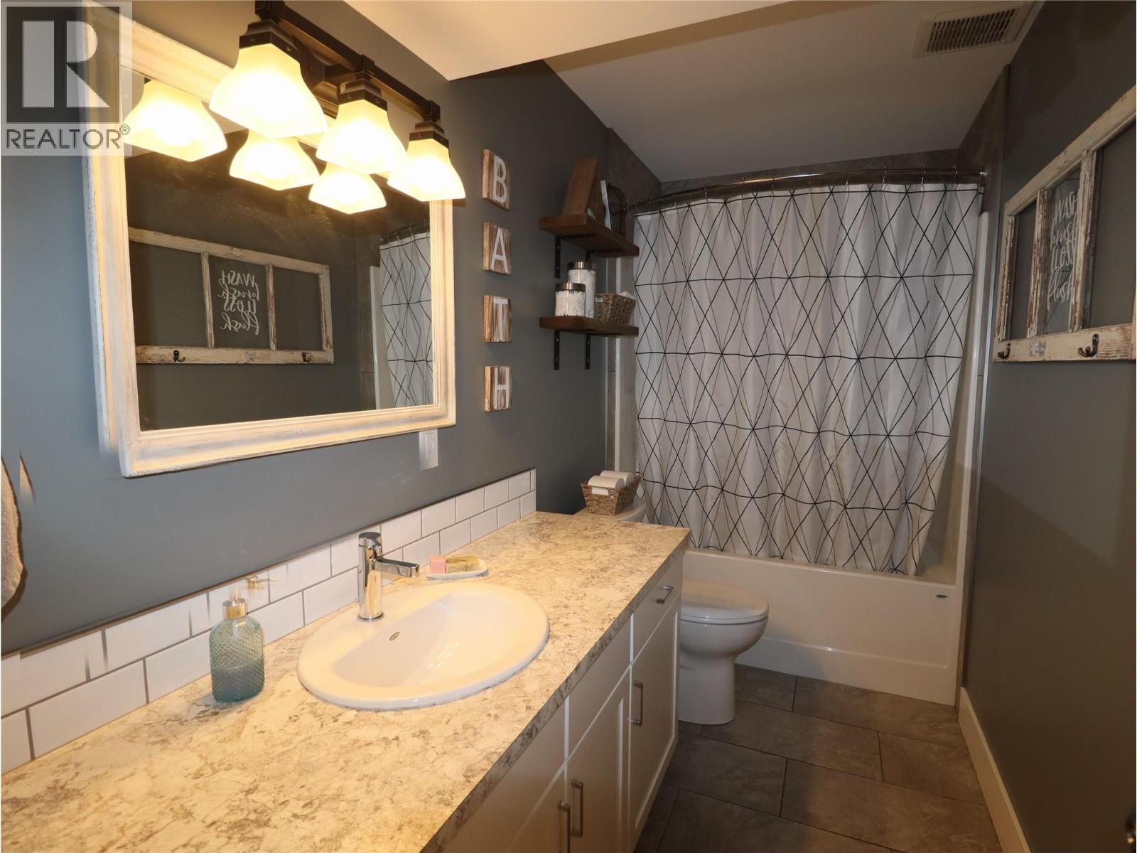 251 GOLDEN Way, Grand Forks