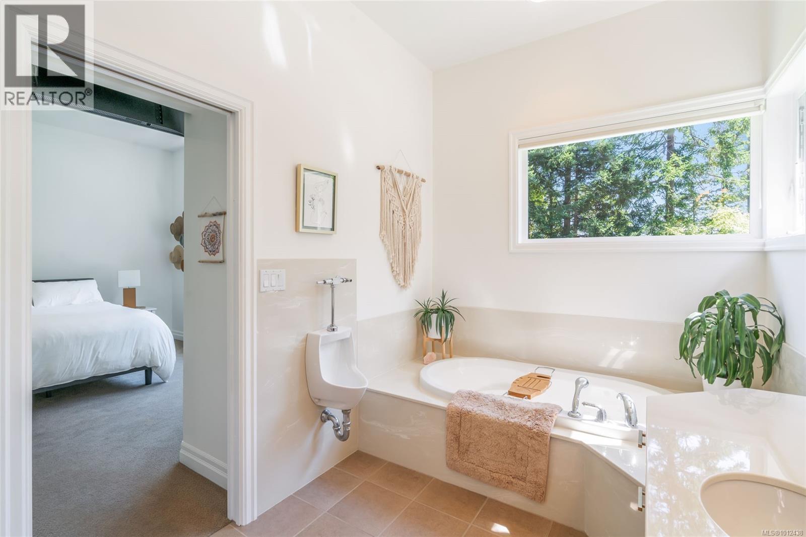 2904 Dolphin Dr, Nanoose Bay
