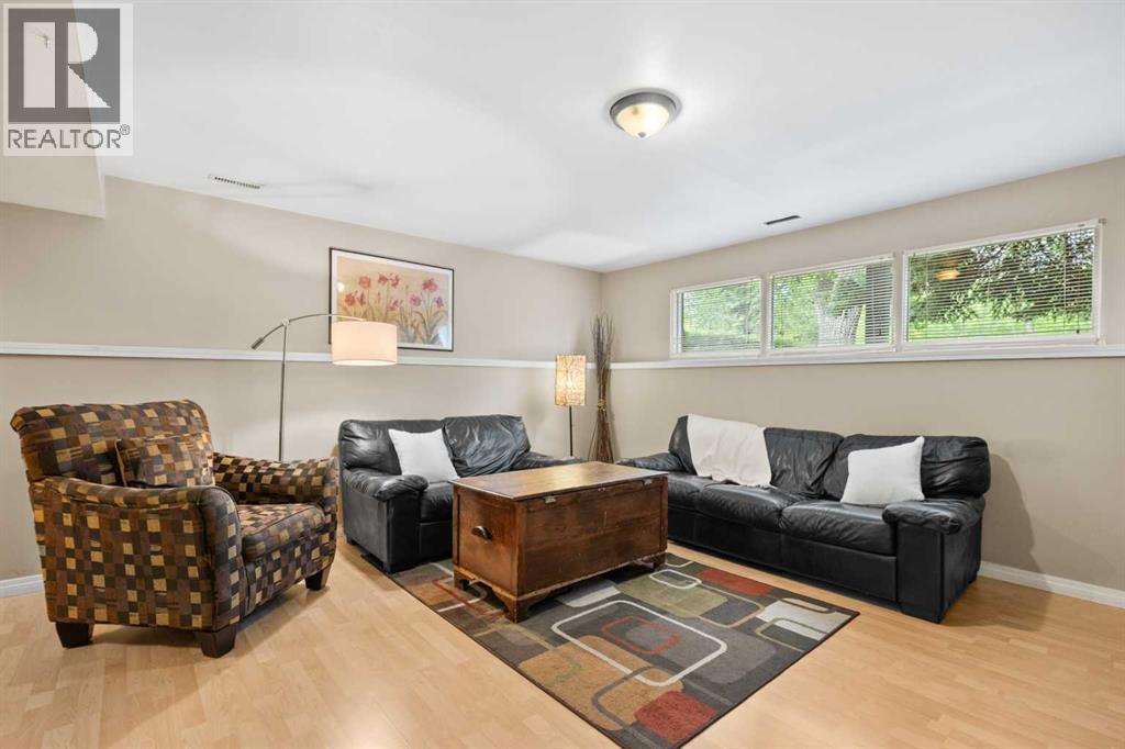 Single Family House Bi-level for Sale in  Lake Ontario Place SE Lake Bonavista Calgary 
