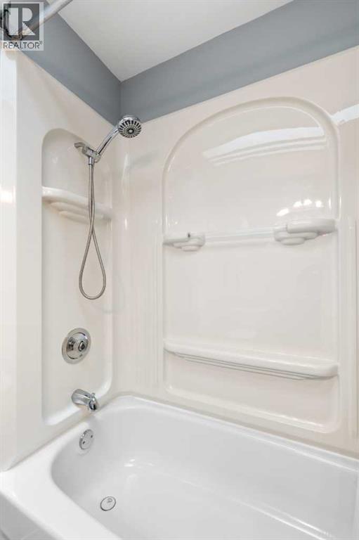 Single Family House Bi-level for Sale in  Lake Ontario Place SE Lake Bonavista Calgary 