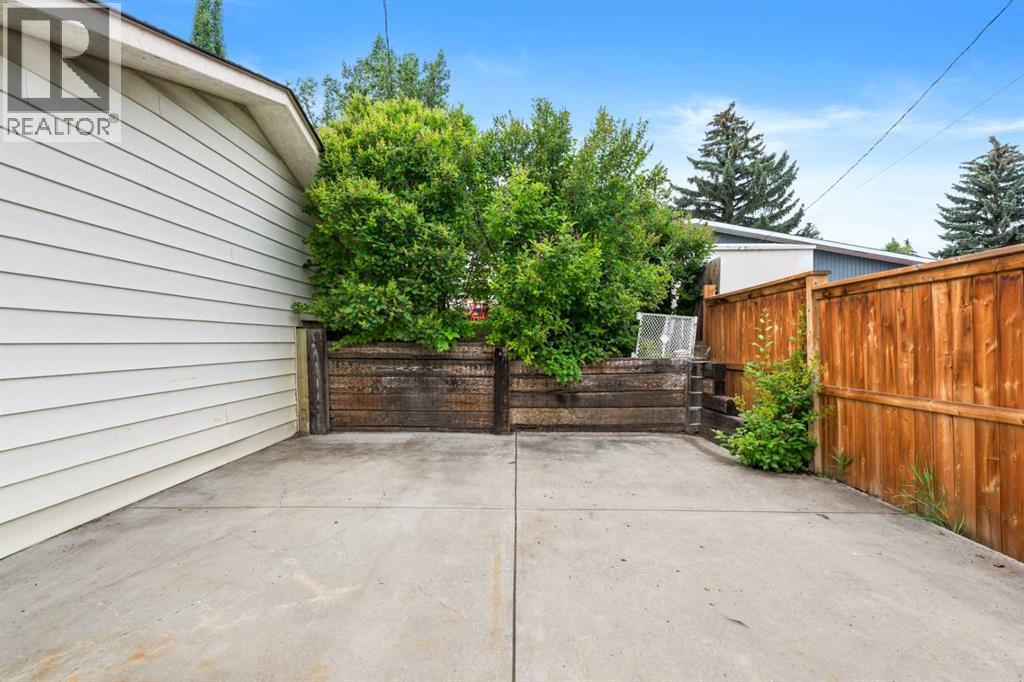 Single Family House Bi-level for Sale in  Lake Ontario Place SE Lake Bonavista Calgary 