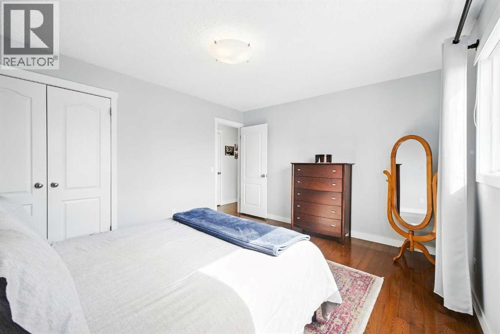 Single Family House 3 Level for Sale in  Huntford Green NE Huntington Hills Calgary 