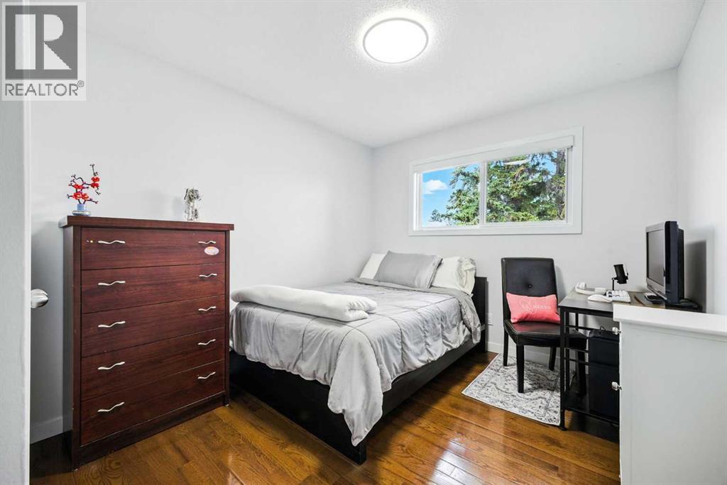 Single Family House 3 Level for Sale in  Huntford Green NE Huntington Hills Calgary 