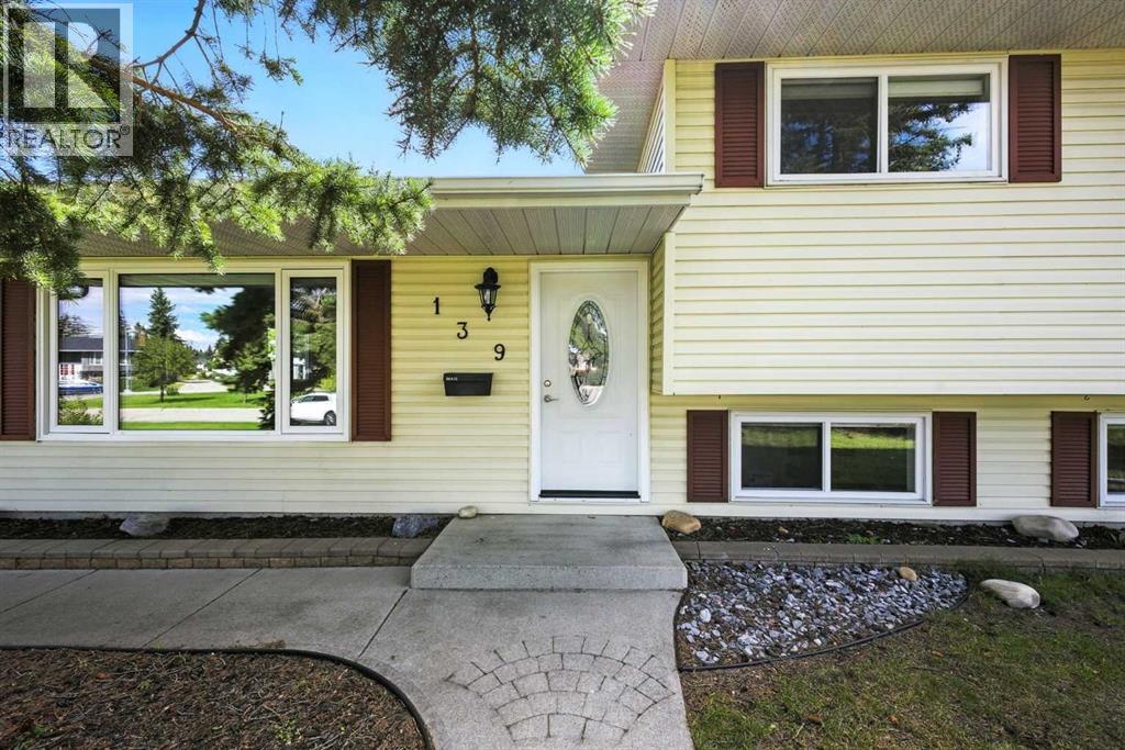 Single Family House 3 Level for Sale in  Huntford Green NE Huntington Hills Calgary 