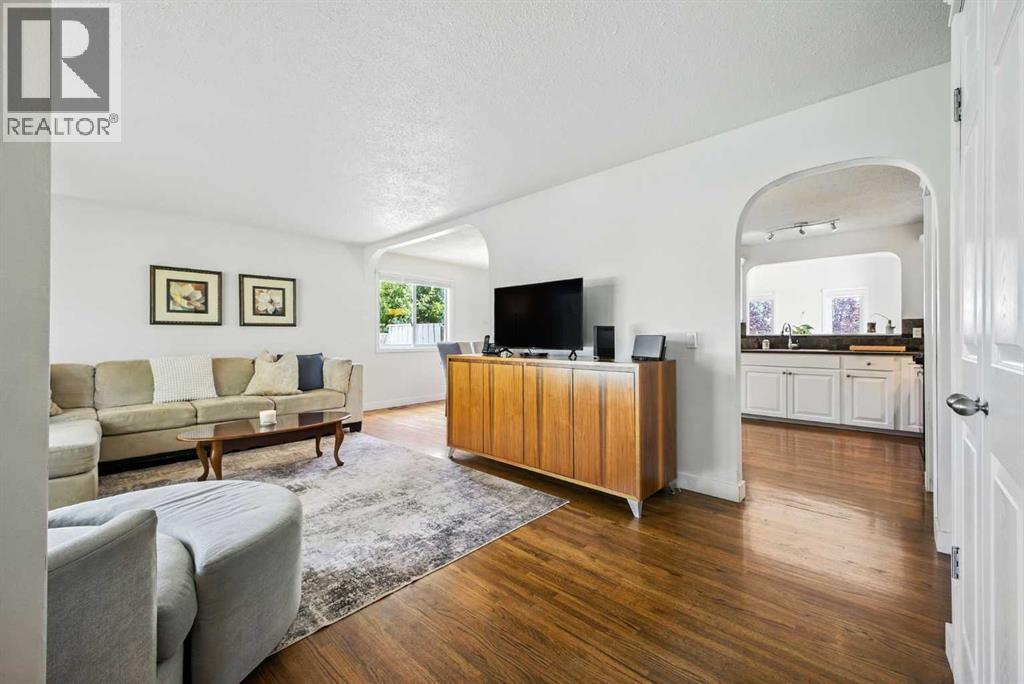 Single Family House 3 Level for Sale in  Huntford Green NE Huntington Hills Calgary 