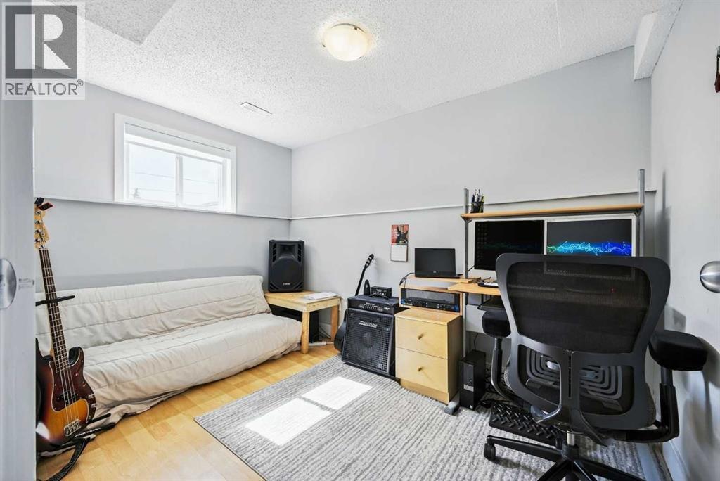 Single Family House 3 Level for Sale in  Huntford Green NE Huntington Hills Calgary 