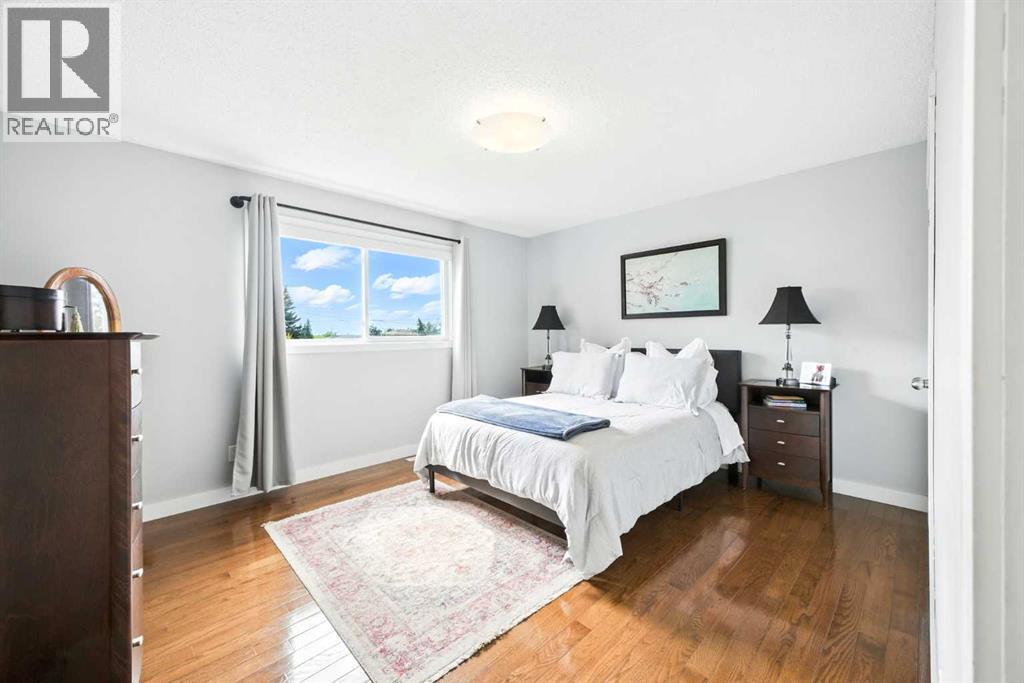 Single Family House 3 Level for Sale in  Huntford Green NE Huntington Hills Calgary 