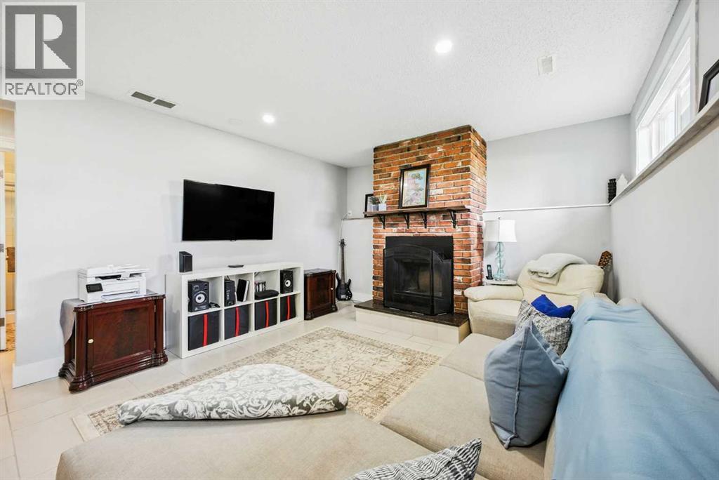 Single Family House 3 Level for Sale in  Huntford Green NE Huntington Hills Calgary 