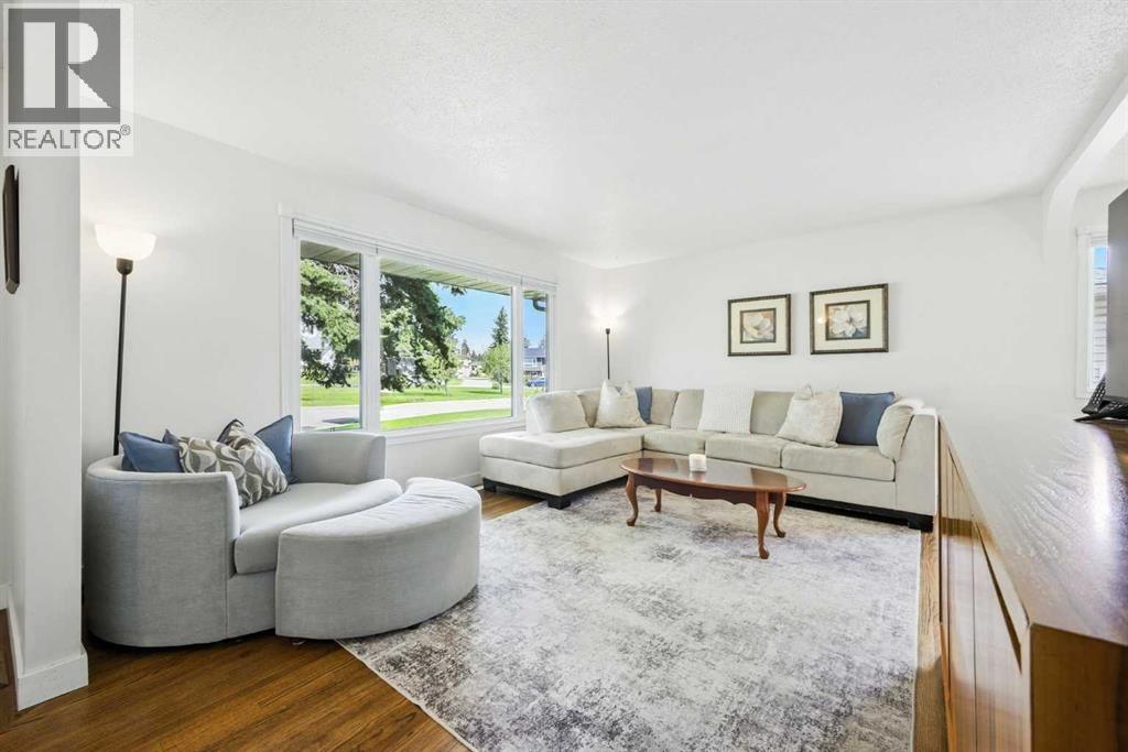 Single Family House 3 Level for Sale in  Huntford Green NE Huntington Hills Calgary 