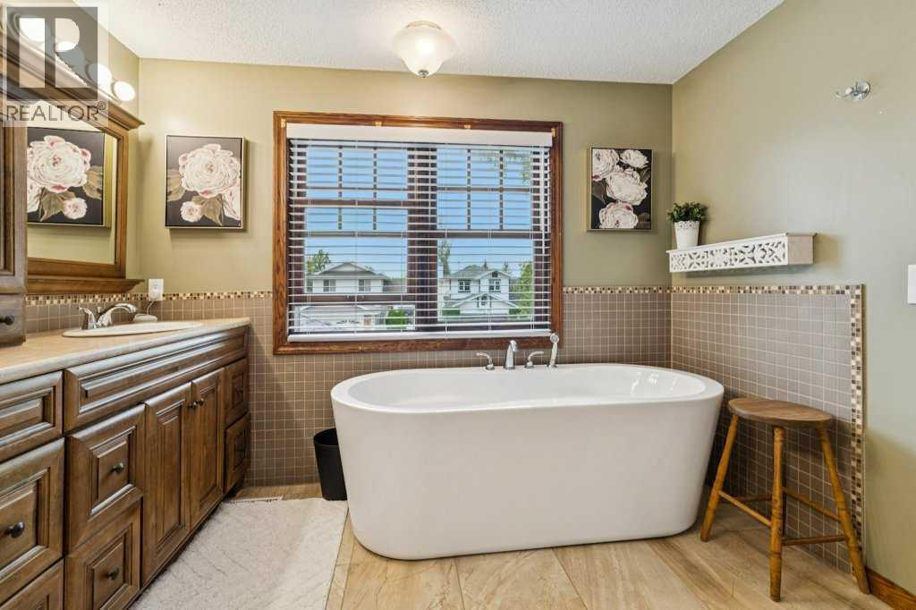 Single Family House for Sale in  Sandringham Close NW Sandstone Valley Calgary 