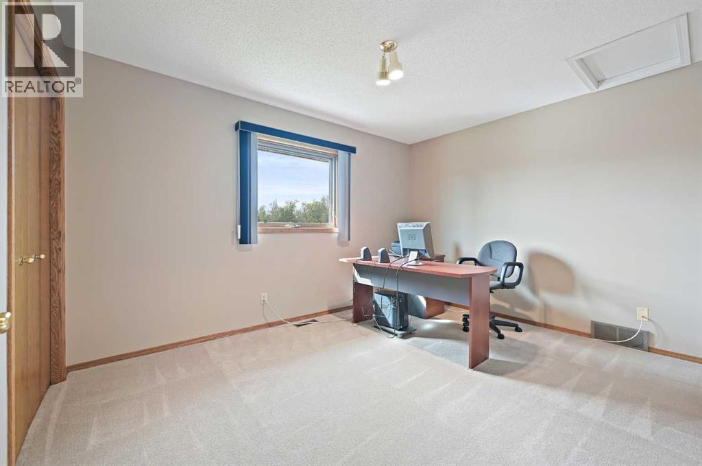 Single Family House for Sale in  Douglasbank Court SE Douglasdale/Glen Calgary 