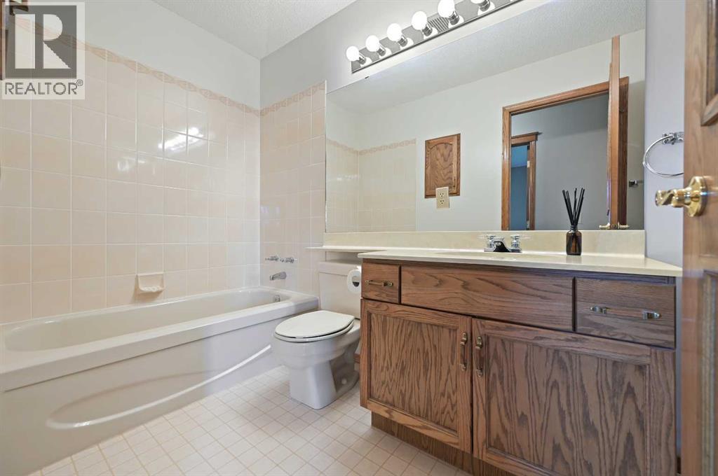 Single Family House for Sale in  Douglasbank Court SE Douglasdale/Glen Calgary 