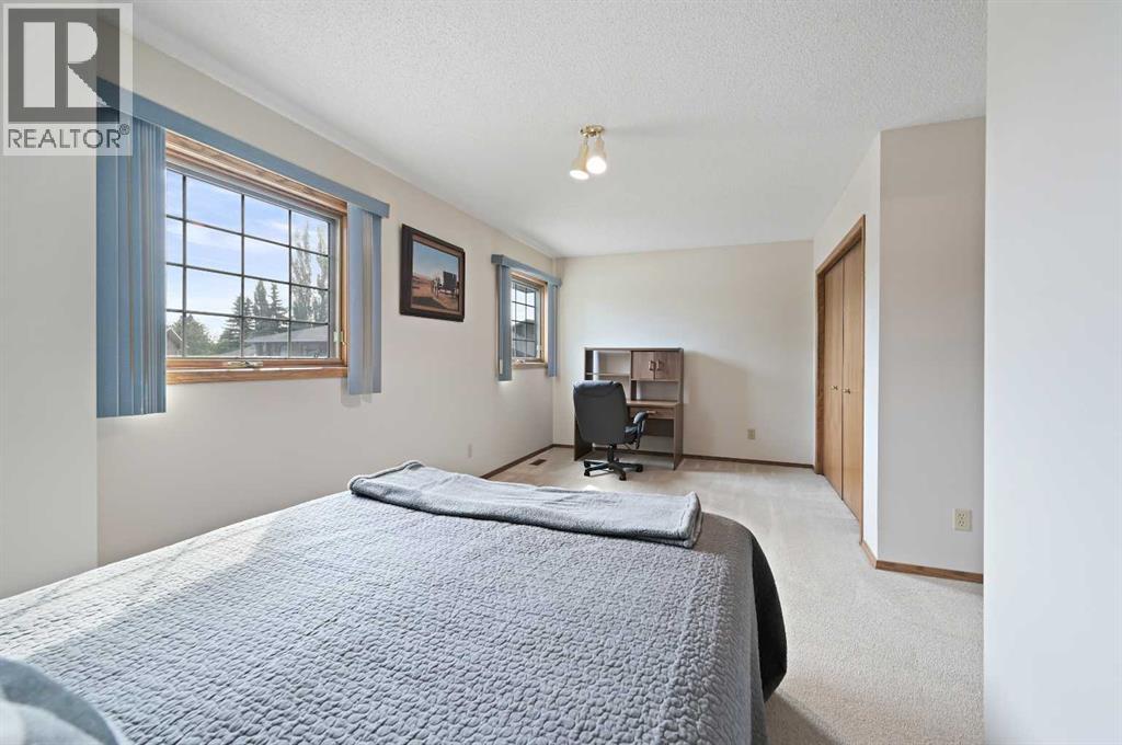 Single Family House for Sale in  Douglasbank Court SE Douglasdale/Glen Calgary 