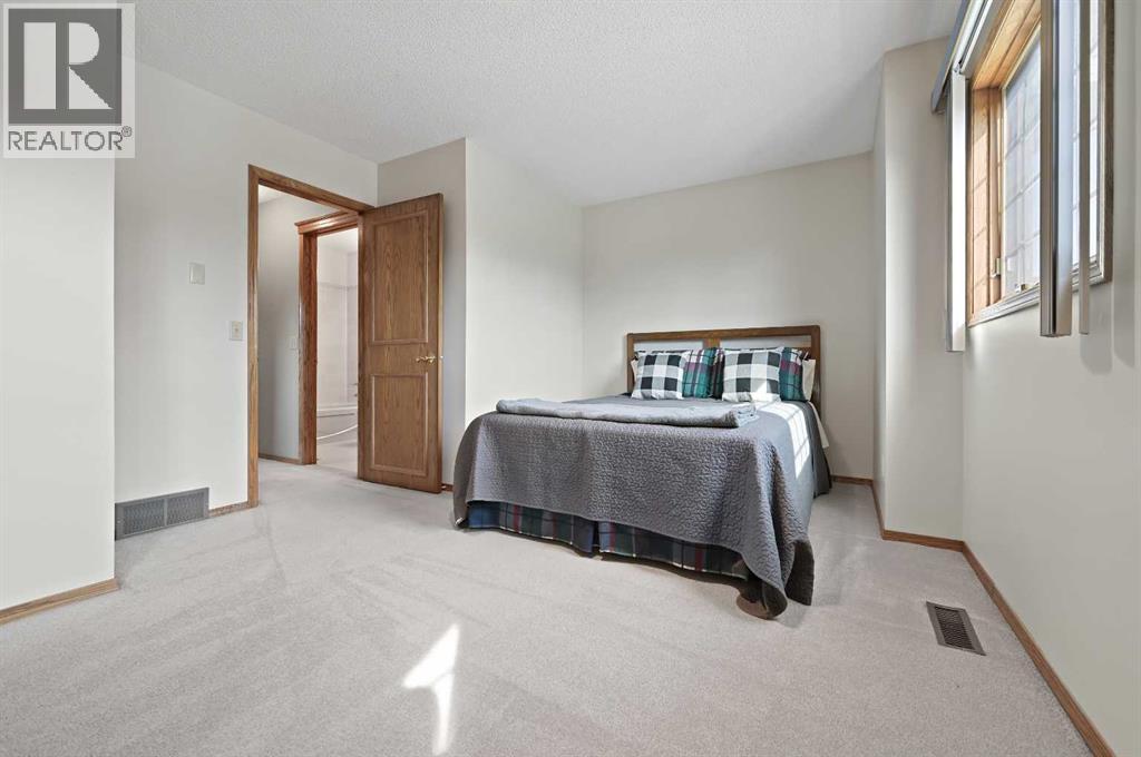 Single Family House for Sale in  Douglasbank Court SE Douglasdale/Glen Calgary 