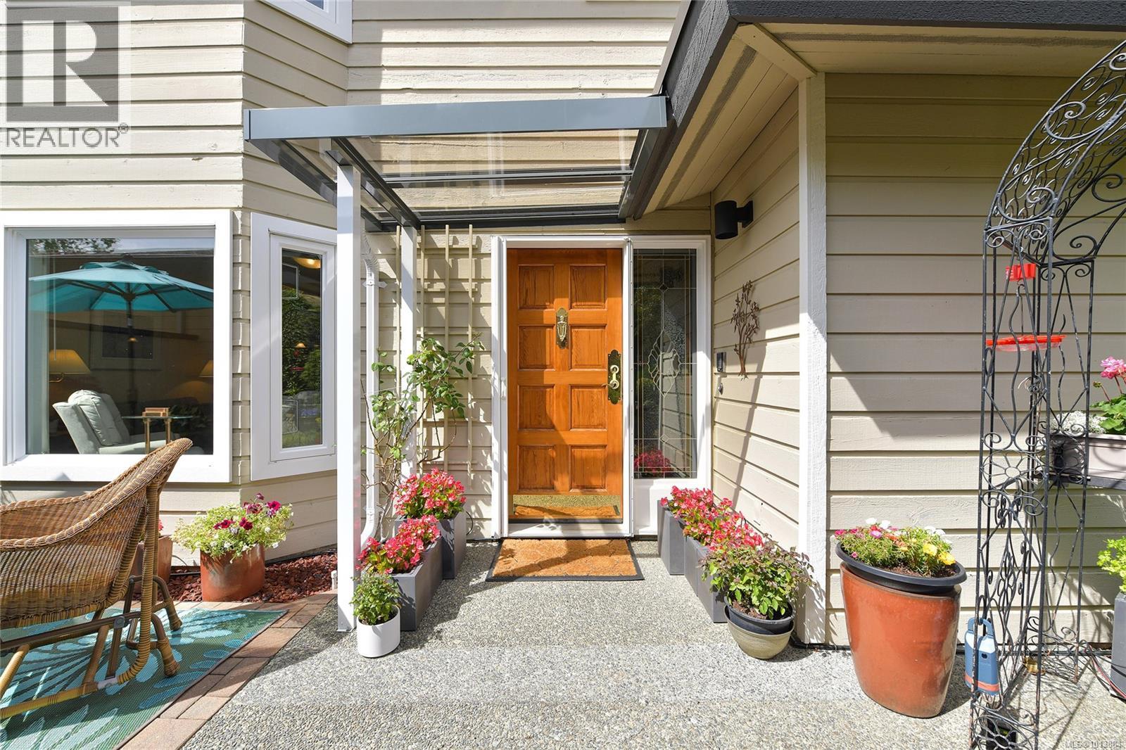 913 2829 Arbutus Road, Saanich