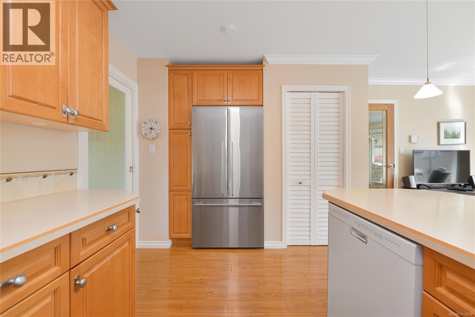 913 2829 Arbutus Road, Saanich