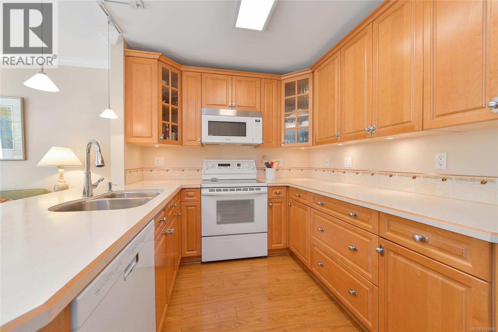 913 2829 Arbutus Road, Saanich