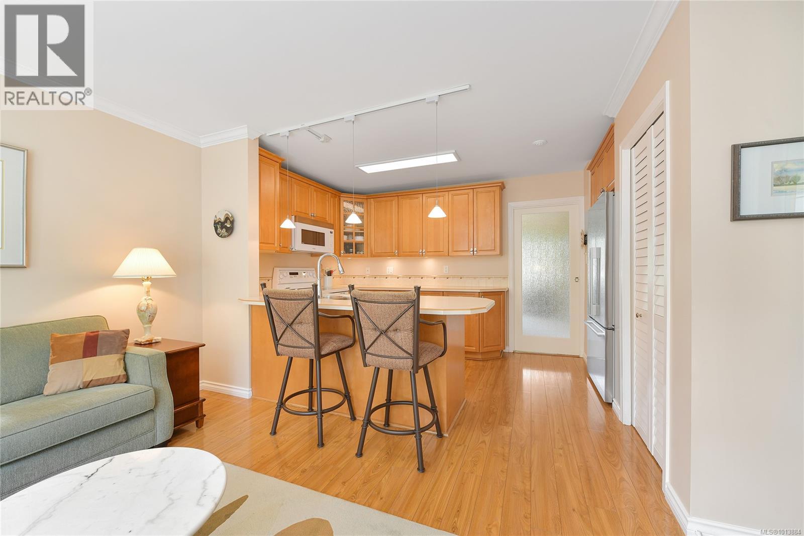 913 2829 Arbutus Road, Saanich