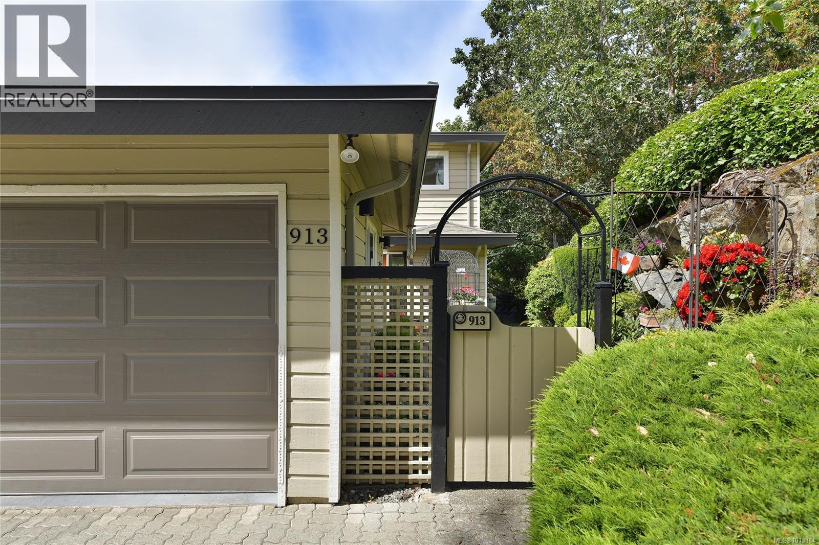 913 2829 Arbutus Road, Saanich