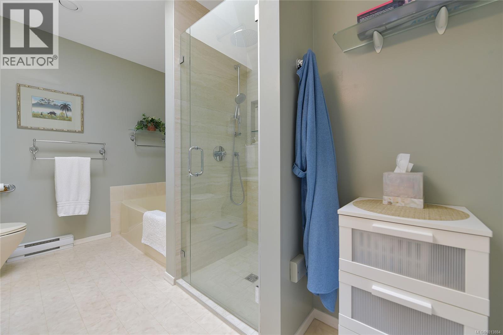 913 2829 Arbutus Road, Saanich