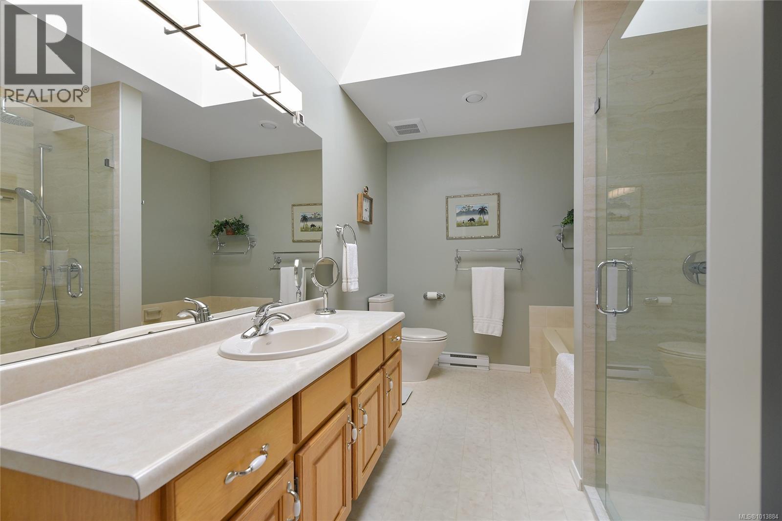 913 2829 Arbutus Road, Saanich