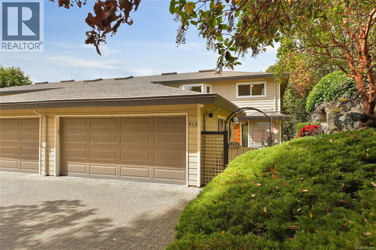 913 2829 Arbutus Road, Saanich