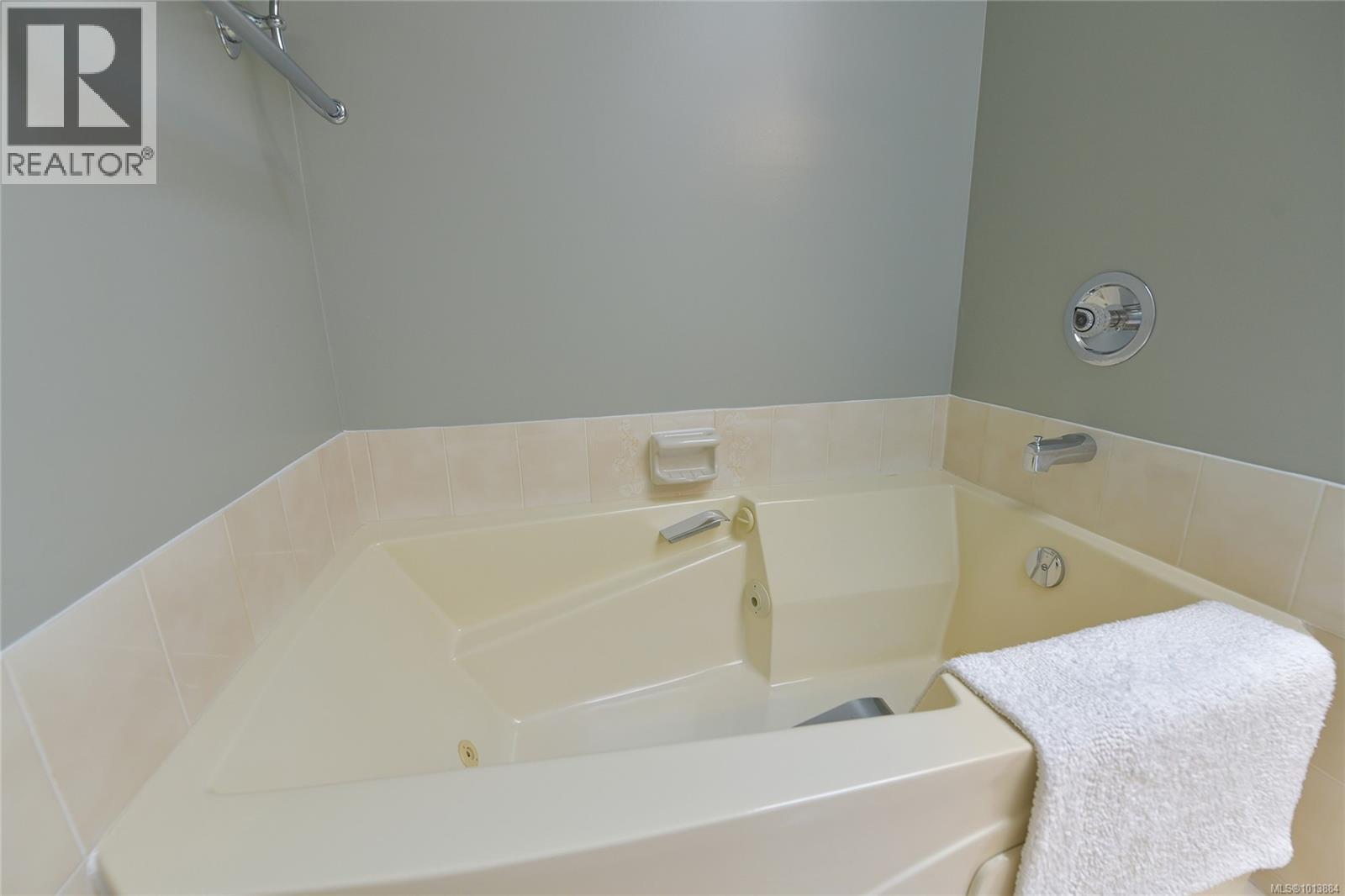 913 2829 Arbutus Road, Saanich