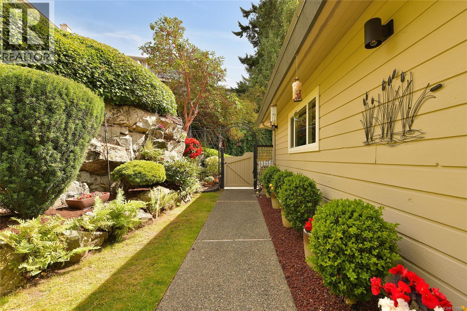 913 2829 Arbutus Road, Saanich