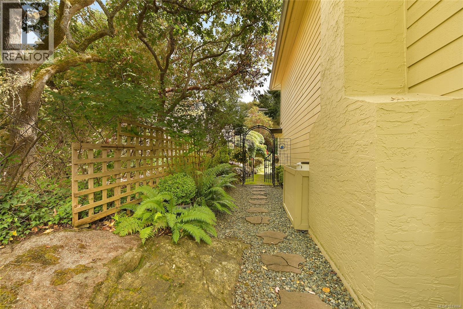 913 2829 Arbutus Road, Saanich
