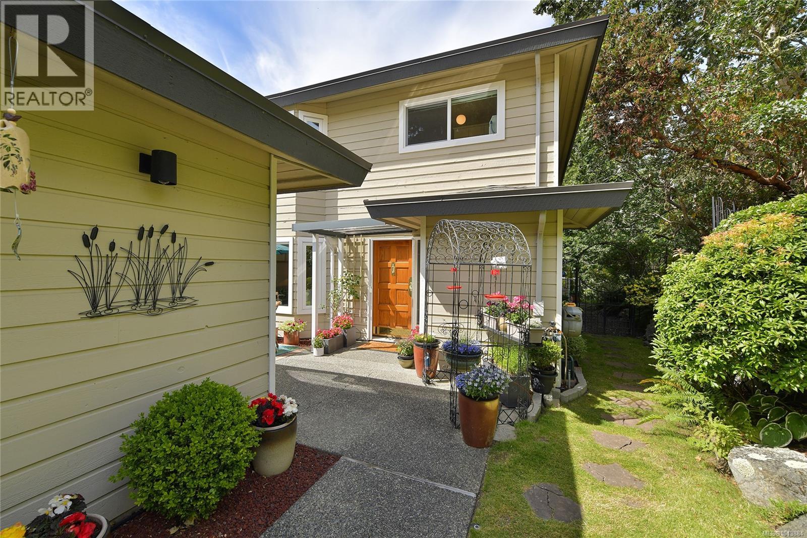 913 2829 Arbutus Road, Saanich