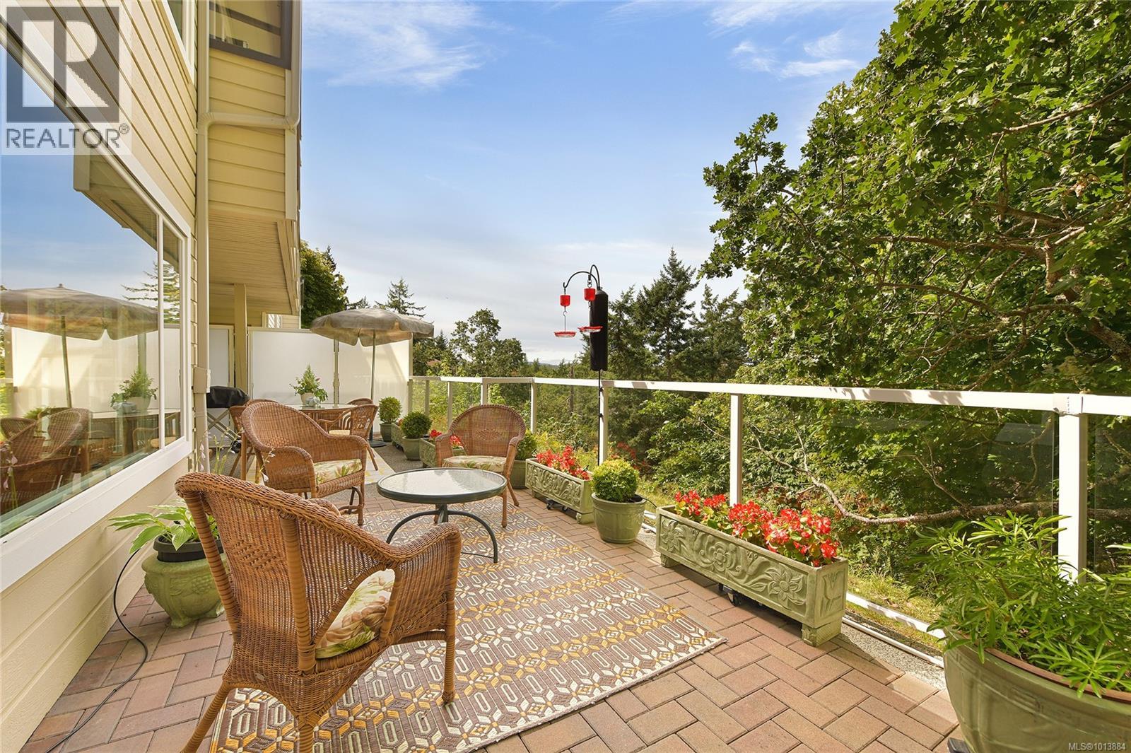 913 2829 Arbutus Road, Saanich