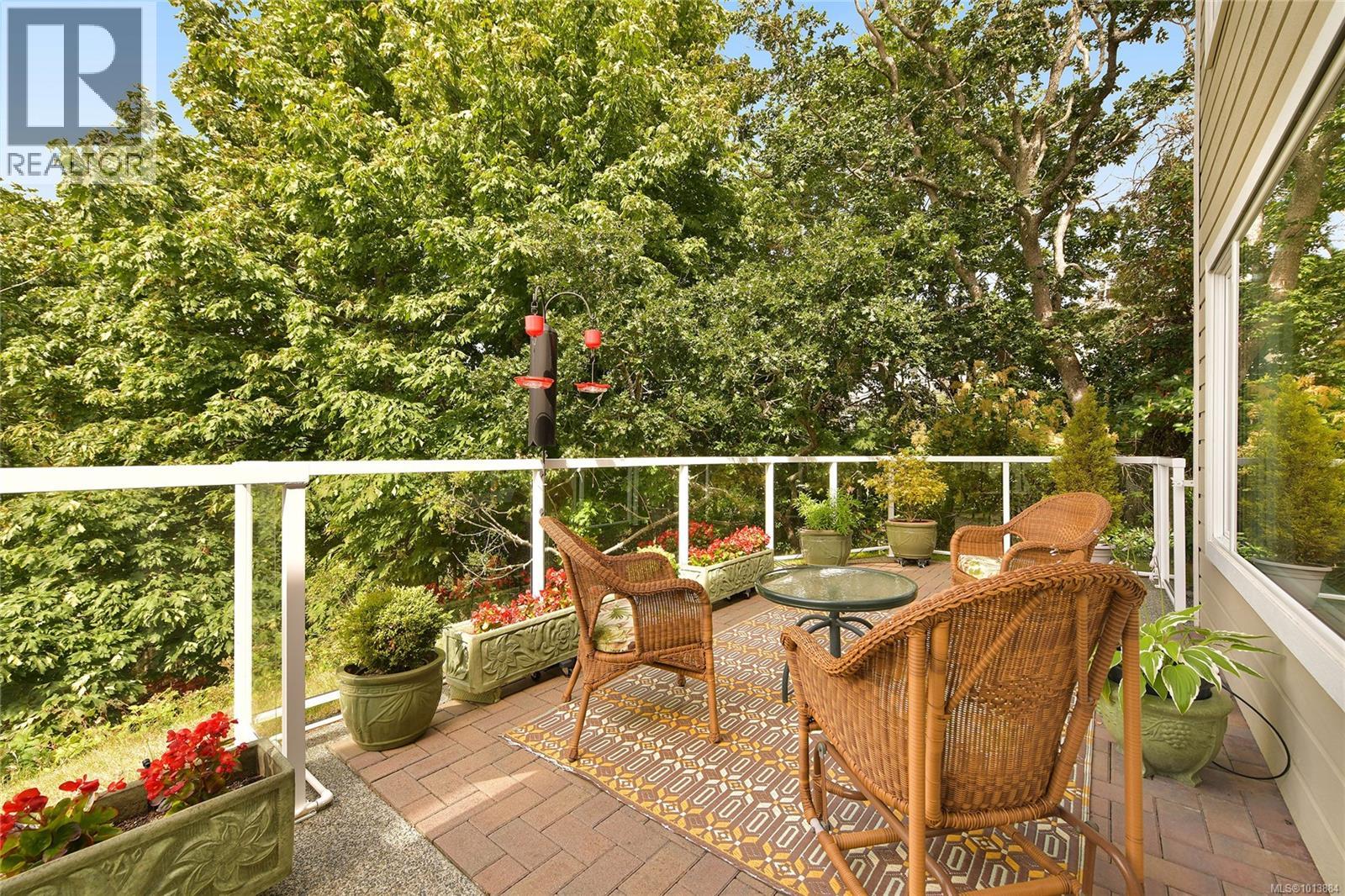 913 2829 Arbutus Road, Saanich