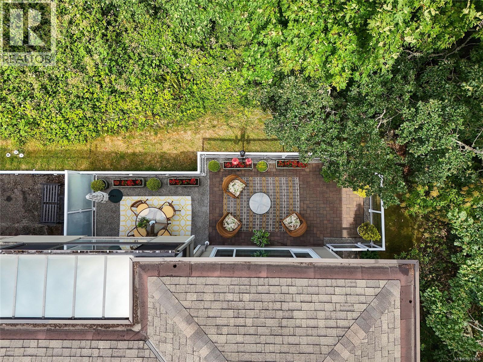 913 2829 Arbutus Road, Saanich
