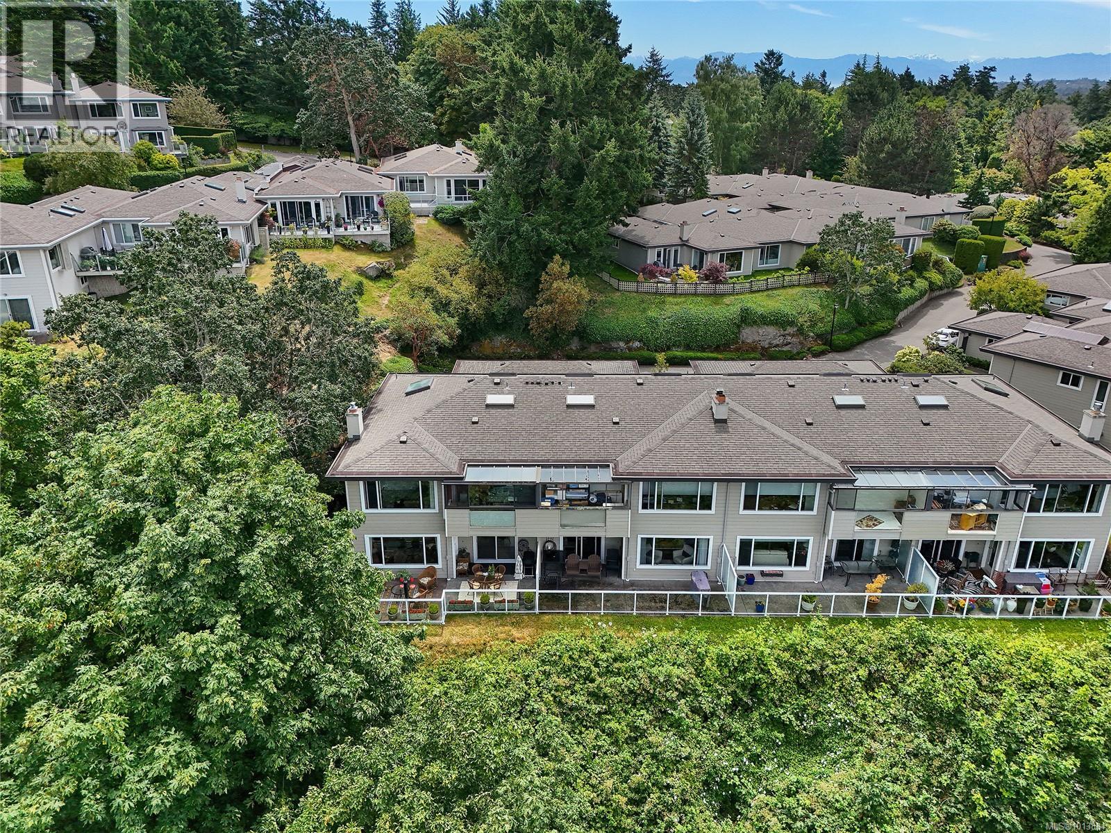 913 2829 Arbutus Road, Saanich