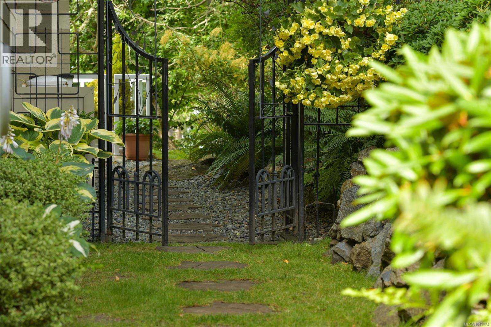 913 2829 Arbutus Road, Saanich