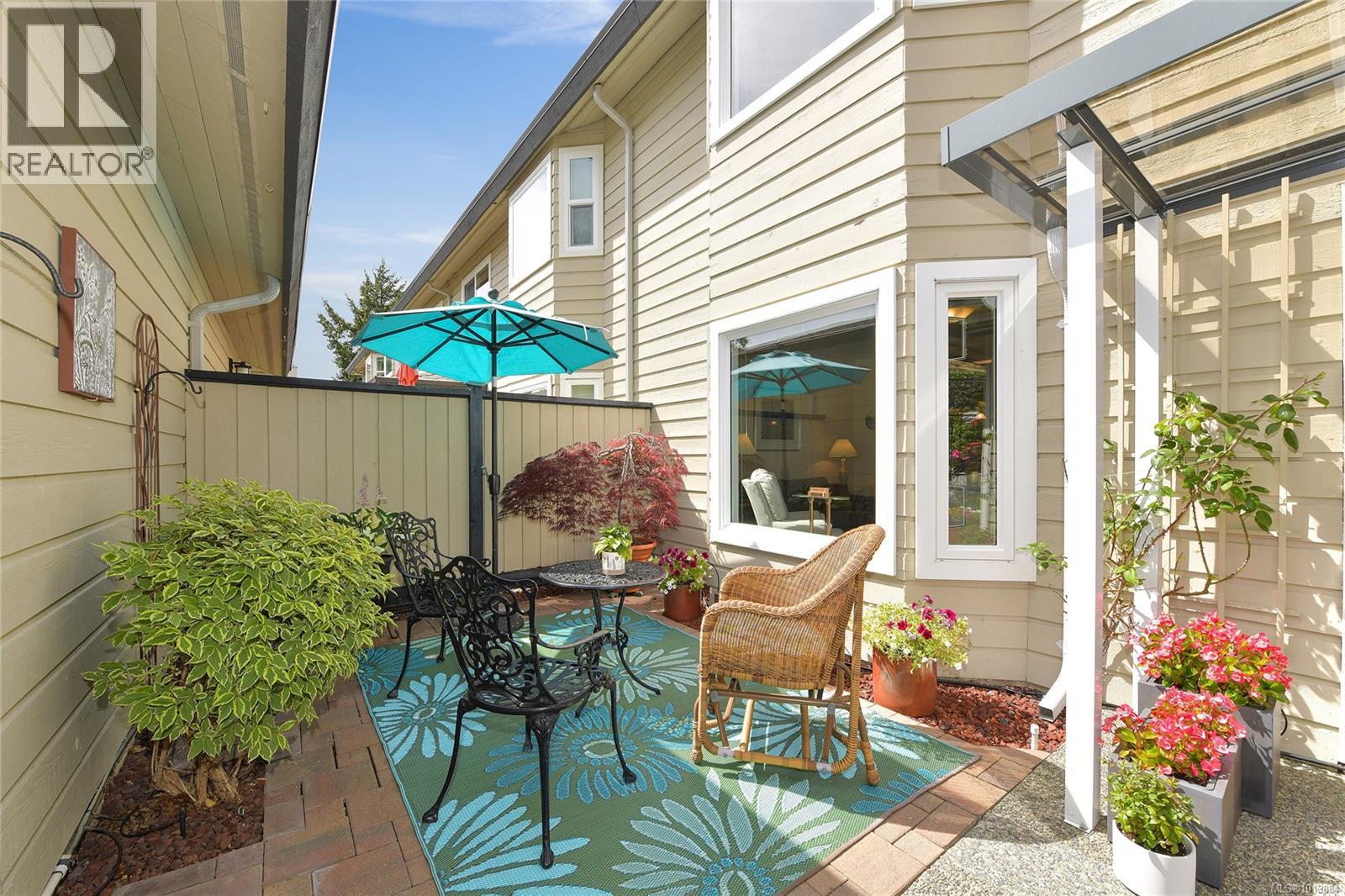 913 2829 Arbutus Road, Saanich