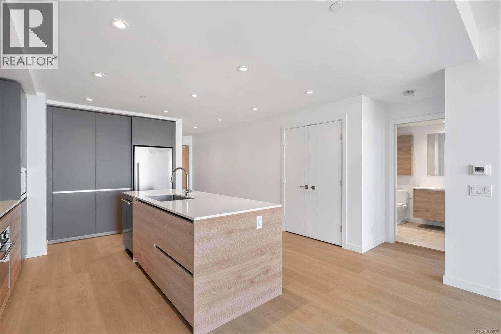 1208 363 Tyee Road, Victoria
