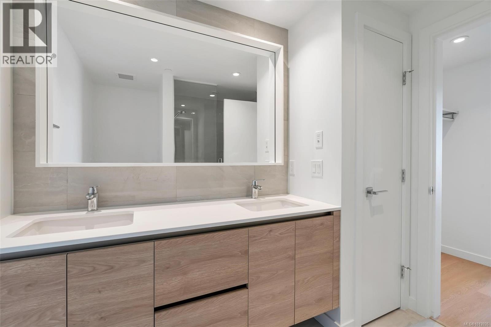 1208 363 Tyee Road, Victoria