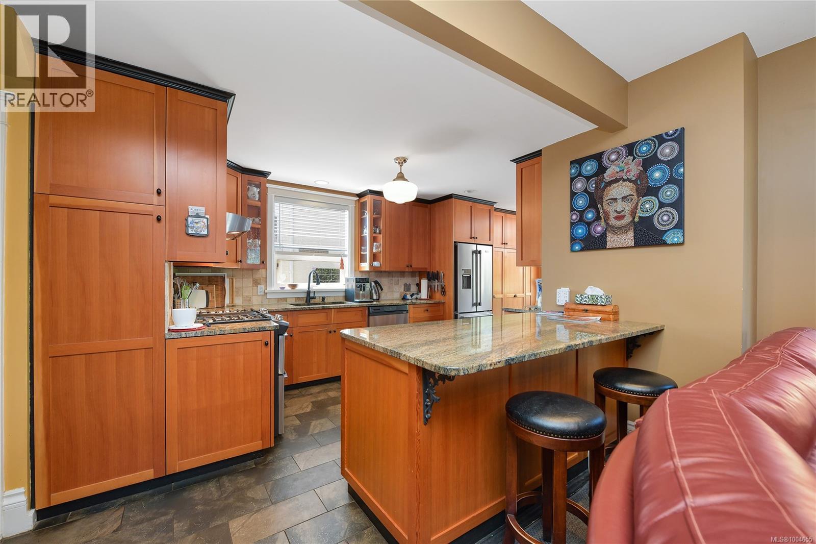  566 Gorge Road West, Saanich