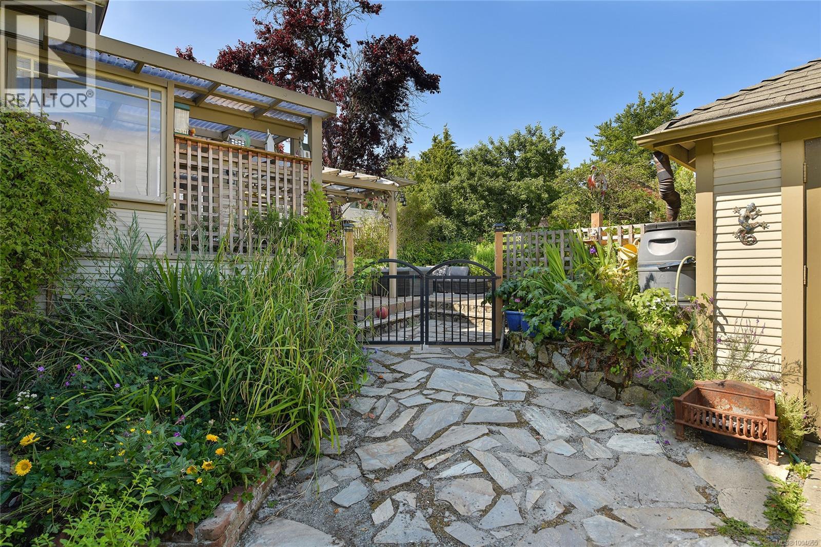  566 Gorge Road West, Saanich