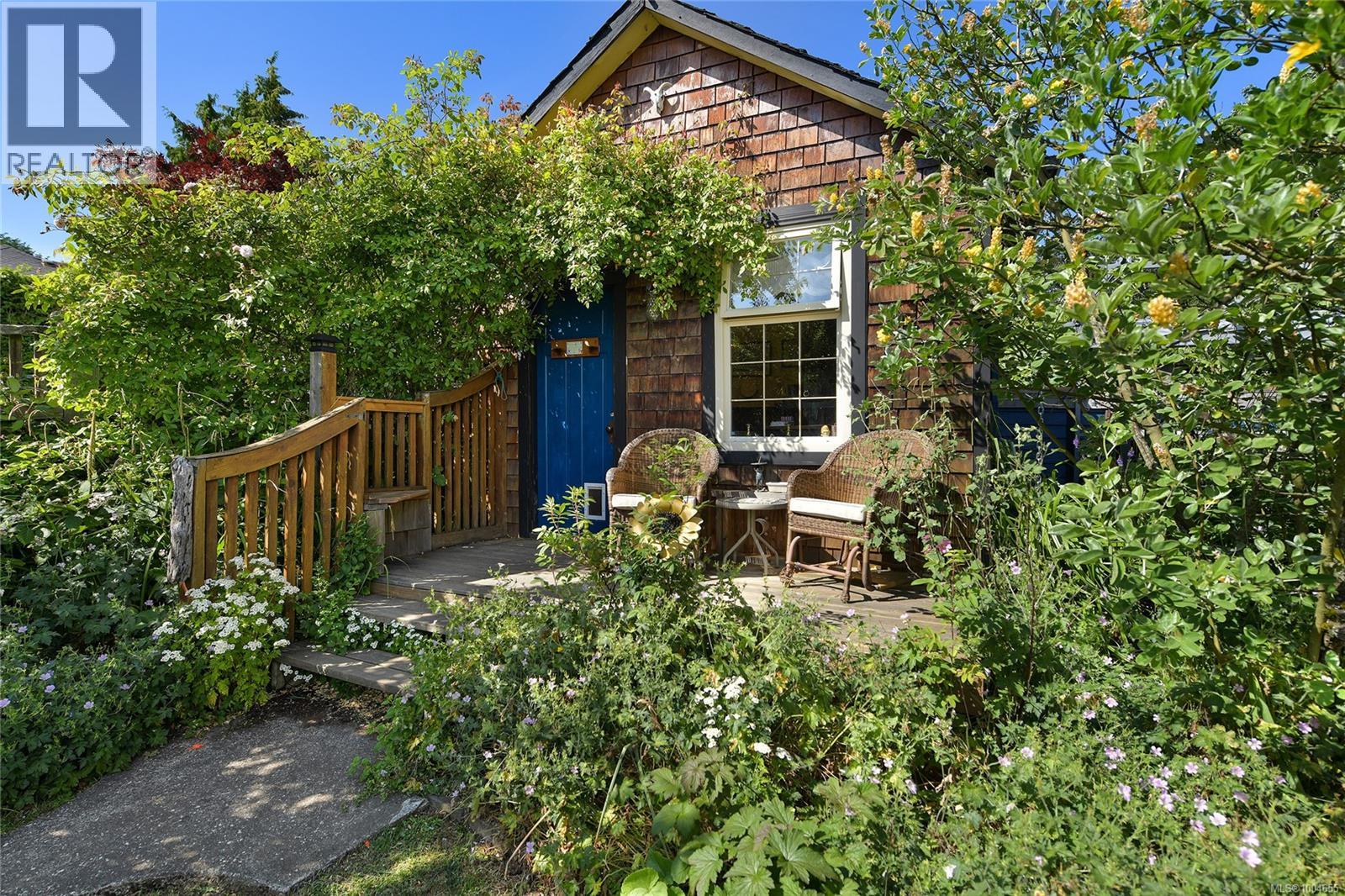  566 Gorge Road West, Saanich