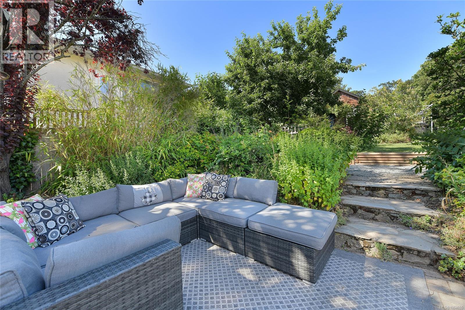  566 Gorge Road West, Saanich