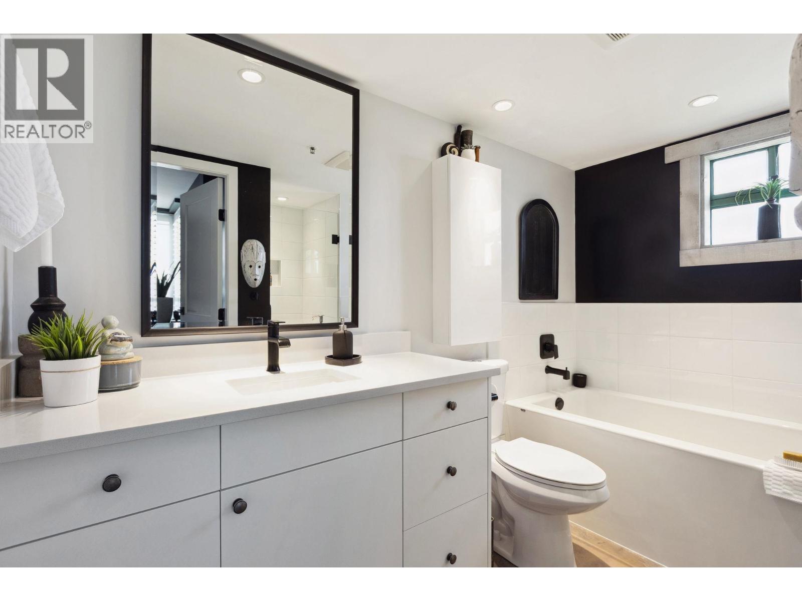 14E 328 TAYLOR WAY, West Vancouver