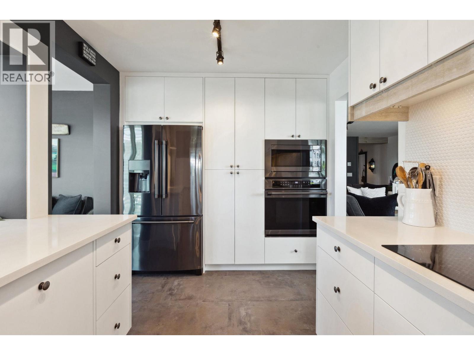14E 328 TAYLOR WAY, West Vancouver