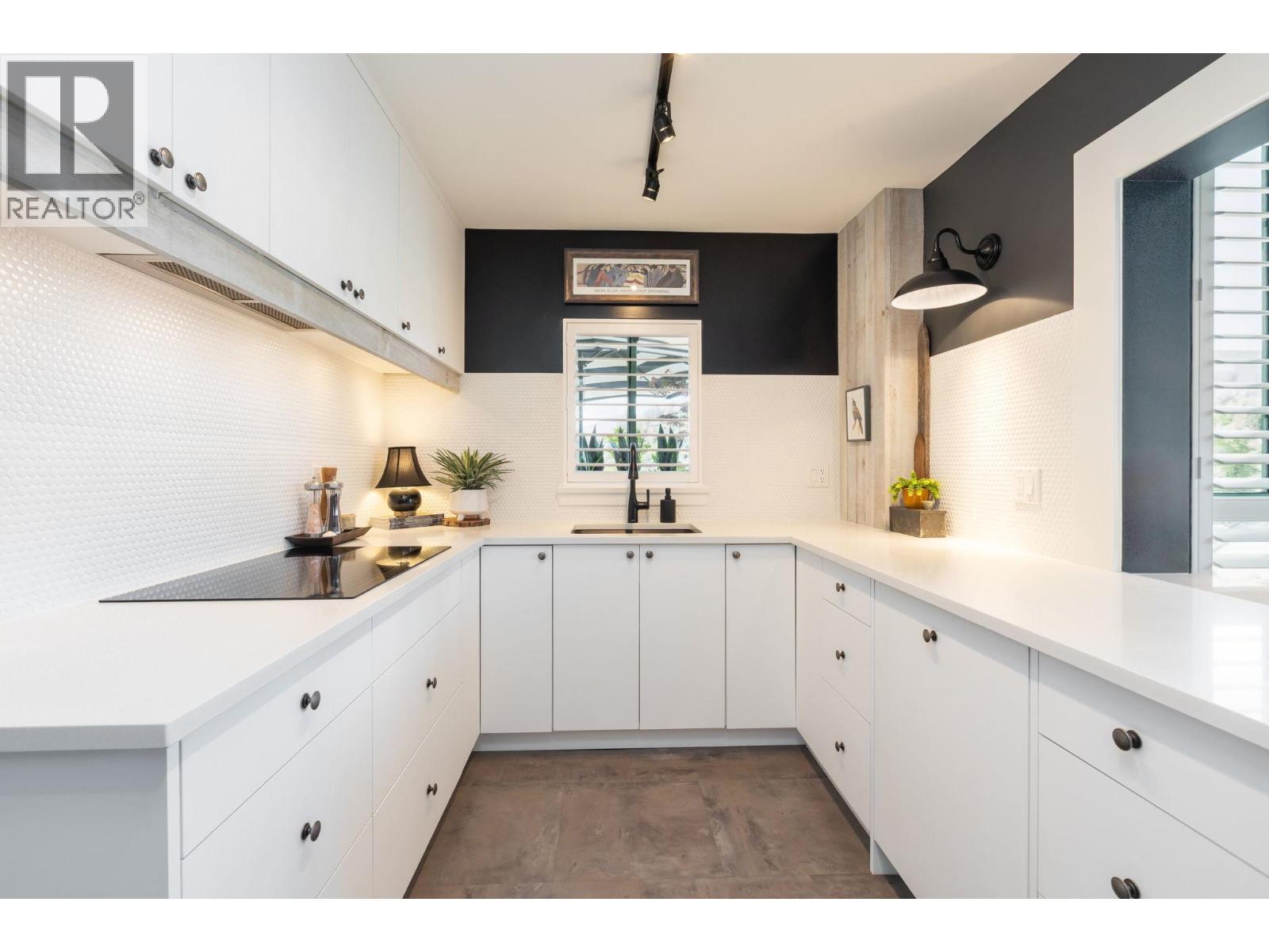 14E 328 TAYLOR WAY, West Vancouver